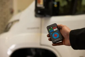 Draadloze afstandsbediening van het Campexx levelsysteem waarmee u de camper eenvoudig met één druk op de knop waterpas zet.