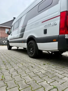 Mercedes Sprinter buscamper buiten perfect uitgelijnd met behulp van een Campexx levelsysteem.