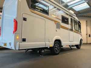 Malibu camper voorzien van een elektrisch levelsysteem in de ruime werkplaats van HTW Camperservice.