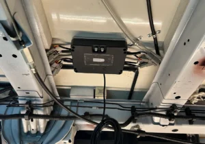 De elektronische besturingsunit van het Campexx levelsysteem, spatwaterdicht en veilig weggewerkt onder het chassis van de camper.