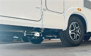 Close-up van de krachtige 12V elektromotor van het Campexx levelsysteem, veilig gemonteerd onder het camper chassis.