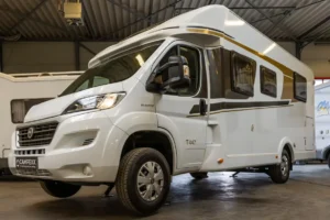 Fiat Ducato camper waterpas uitgelijnd op Campexx steunpoten tijdens de inbouw in onze werkplaats in Braamt.