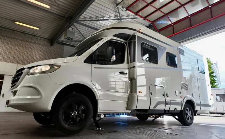 Mercedes-Benz camper die veilig en stabiel waterpas staat op automatische steunpoten.