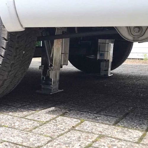 Tesa levelsysteem gemonteerd onder camper